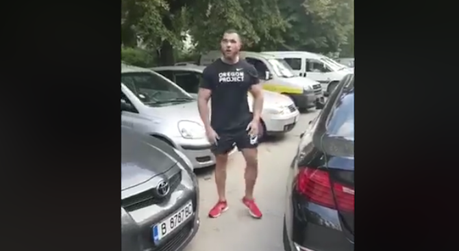 Батка с БМВ плаши жена с бой на улица във Варна (видео)