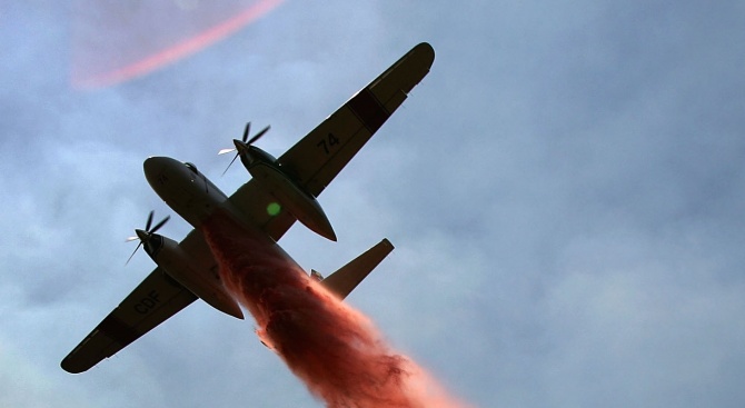 Самолет с над 200 души на борда пламна в руско небе (видео)