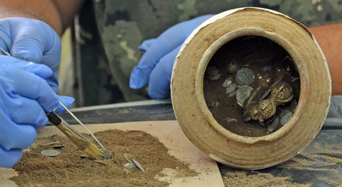 Археолози откриха глинено гърне с богато съкровище (снимки) 