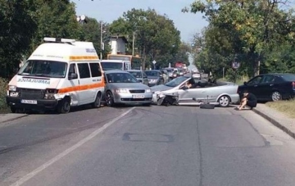 Линейка и няколко коли се удариха в София