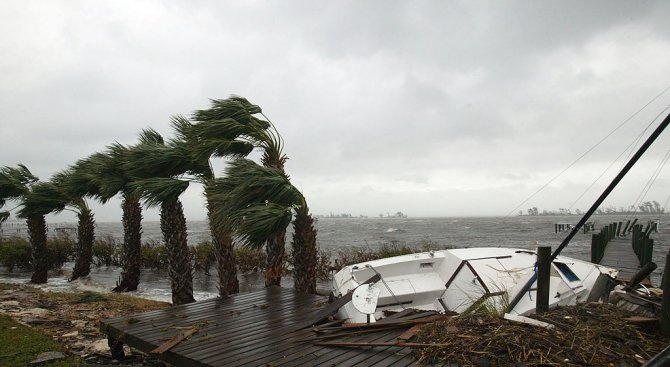 Ураганът Лейн напредва към Хавай и предизвиква наводнения и свлачища по пътя си