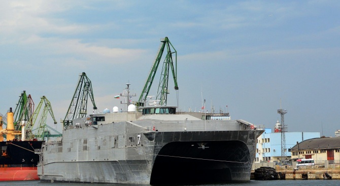 Необичаен боен кораб е на посещение във Варна (снимки)