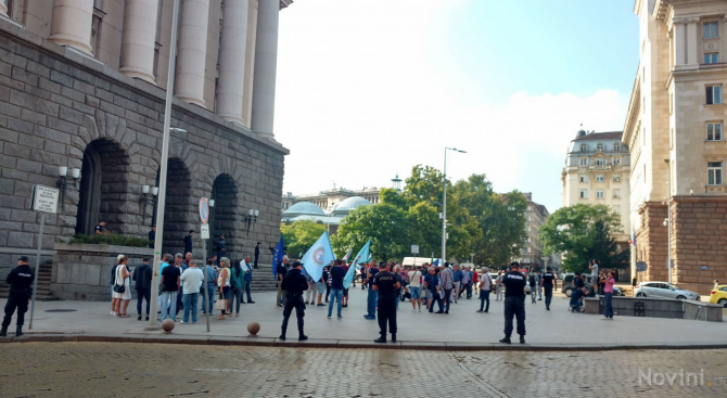 Синоптиците от НИМХ отново на протест пред МС, искат незабавно отделяне от БАН (видео)
