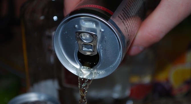 Британското правителство иска да забрани продажбата на енергийни напитки на деца