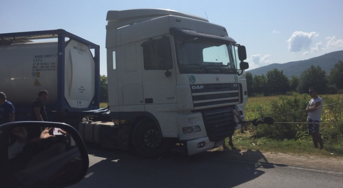 Инцидент с цистерна на пътя София-Варна