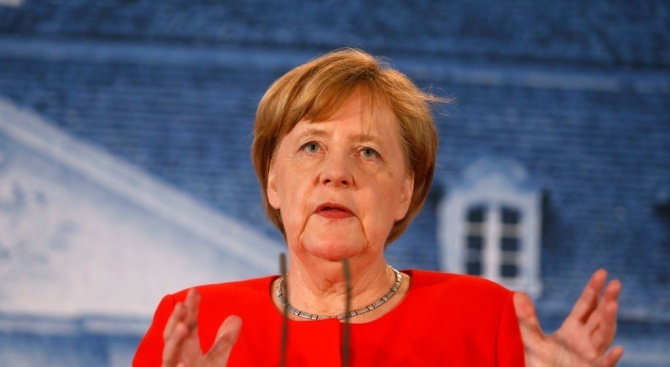 Меркел: Трябва да се разясни на африканците рисковете от нелегалната миграция