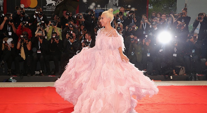 Лейди Гага наелектризира червения килим във Венеция (снимки)