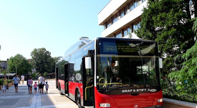 Автобуси от Виена тръгват по улиците на Ямбол (снимки)
