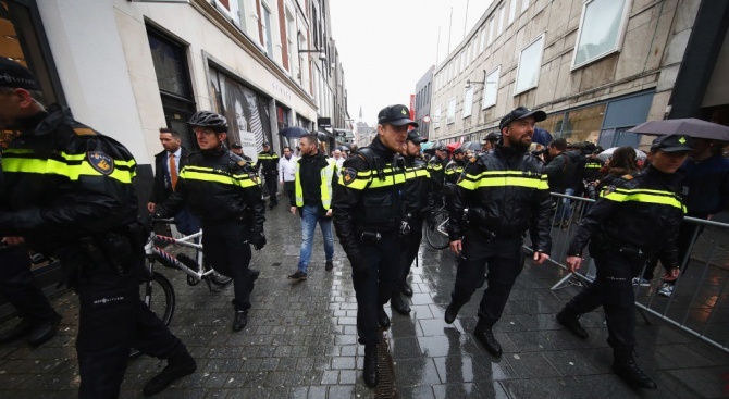 Нападателят в Амстердам е бил воден от "терористичен мотив"