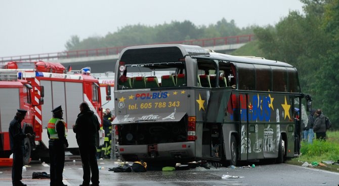 Камион удари училищен автобус в Германия, има ранени