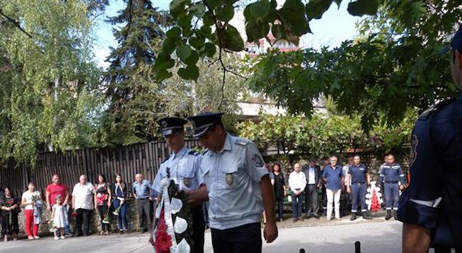 Почетоха паметта на загиналите полицаи и пожарникари при аварията в Бобов дол (снимки)