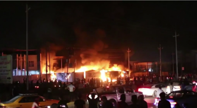 Протестиращи иракчани в Басра подпалиха консулството на Иран (видео)