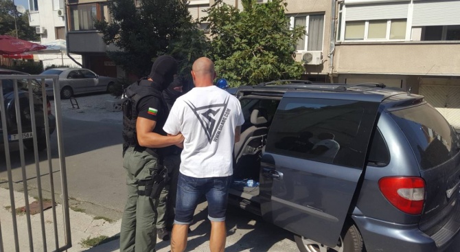 Арестуваха 12 при спецакция в Бургаско, иззети са наркотици и оръжия (снимки)