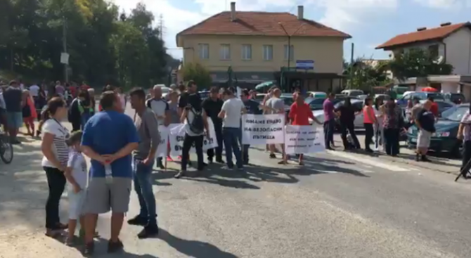 Жители на Самоков на протест заради лошото състояние на пътя до Дупница (видео)