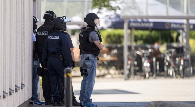Стотици полицаи изпратени в Кьотен след убийството на германеца от афганистанци