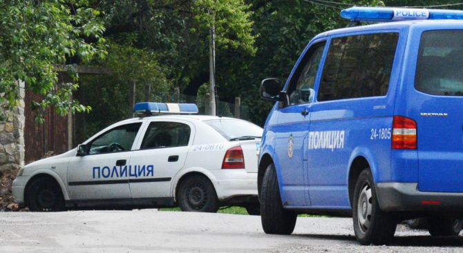 Задигнаха 6 бона и ъглошлайф от апартамент в Бургас
