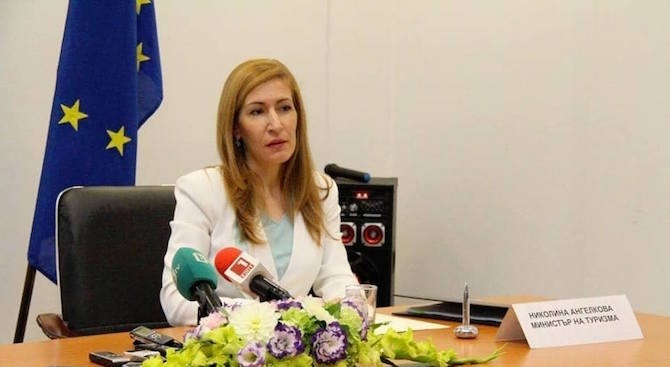 Ангелкова се среща с представители на туристическия бранш, местната власт и контролните органи в Бургас