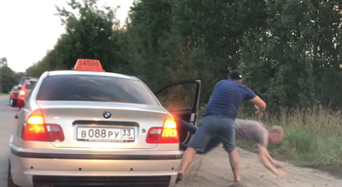 Таксиджия изхвърли клиент на пътя (видео)