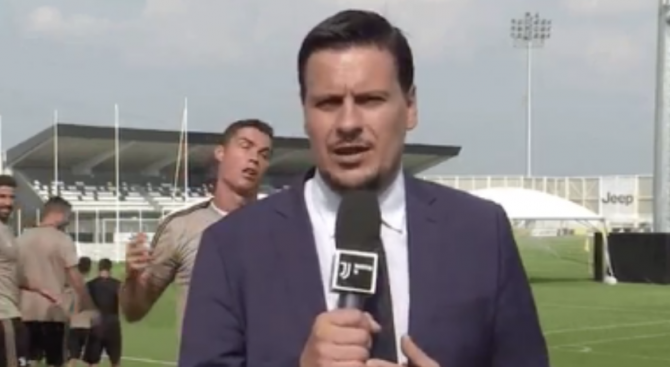 Роналдо се подигра с журналист (видео)