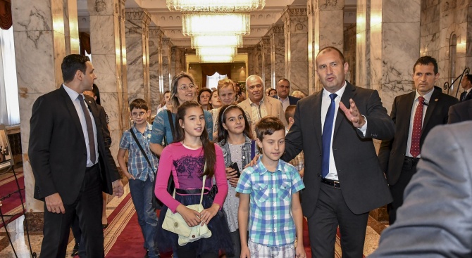  Румен Радев посрещна първите посетители в президенството в деня на отворените врати (снимки)