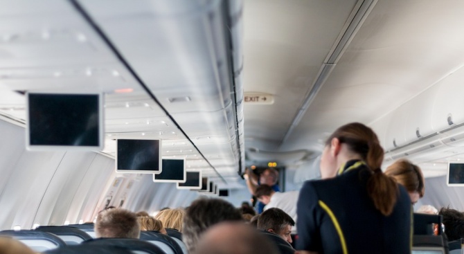Уволниха стюардеса заради предложение за брак по време на полет  