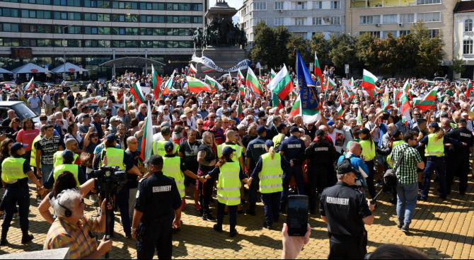 Протестиращите срещу властта стигнаха до сградата на Министерския съвет