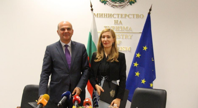 Министър Петков и министър Ангелкова подписаха споразумение за обучение на кадри за туризма
