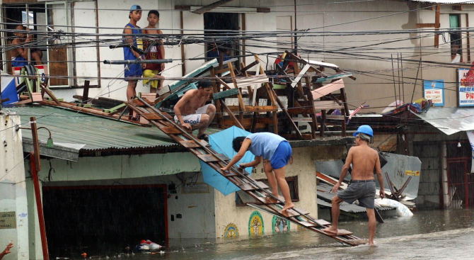 Тайфунът Мангхут и мусонните дъждове във Филипините взеха 127 жертви