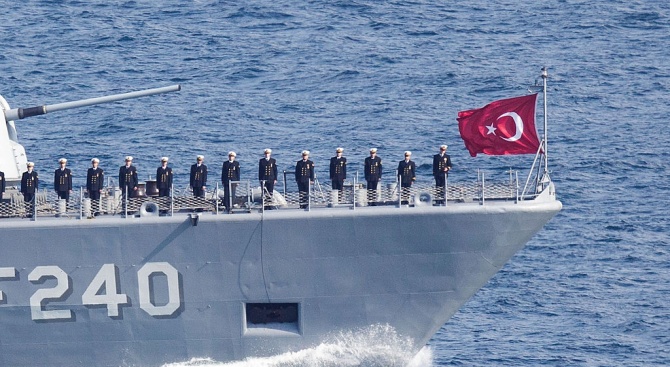 Турски военен кораб задържа екипажа на кипърски риболовен кораб