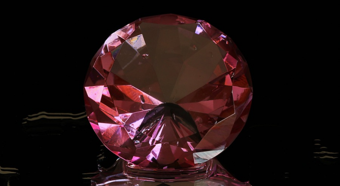 Яркорозов диамант ще бъде предложен на търг 
