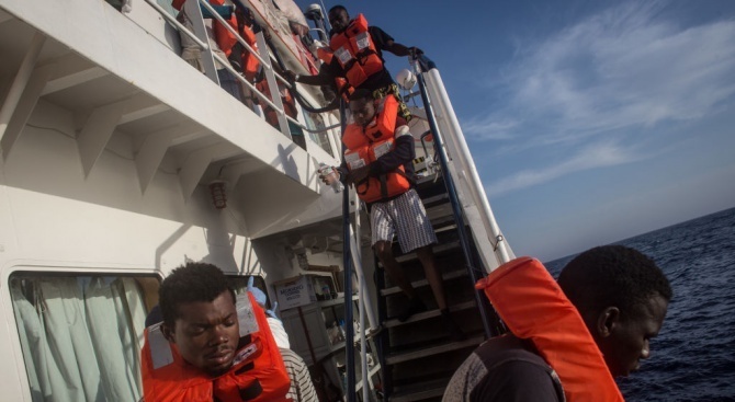Франция не пуска кораб с мигранти в Марсилия