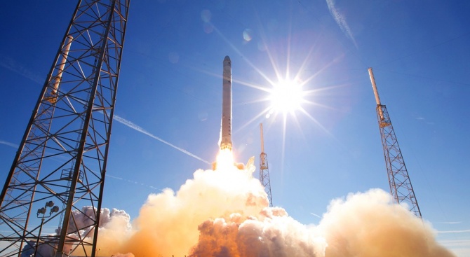 Японска фирма за лунни изследвания ще използва ракети на SpaceX