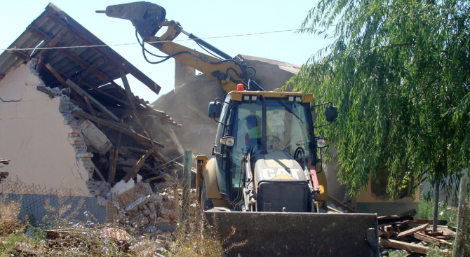 Събарят незаконни постройки в Кюстендил