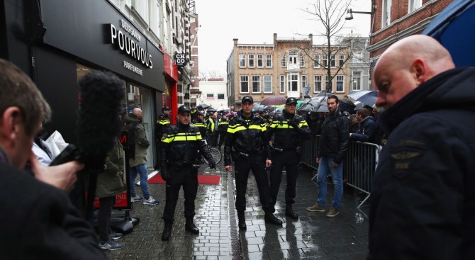 В Холандия задържаха 7 души, замисляли голям терористичен акт