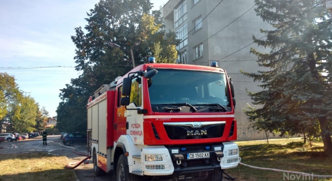 Голям пожар гори в жилищен блок в Божурище