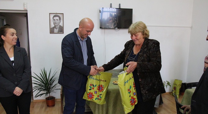 Раздадоха подаръци в Банско и Добринище по случай Международния ден на възрастните хора (снимки)
