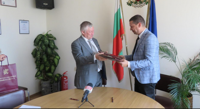 Илиан Тодоров и Анатолий Карпов играха шах и подписаха споразумение