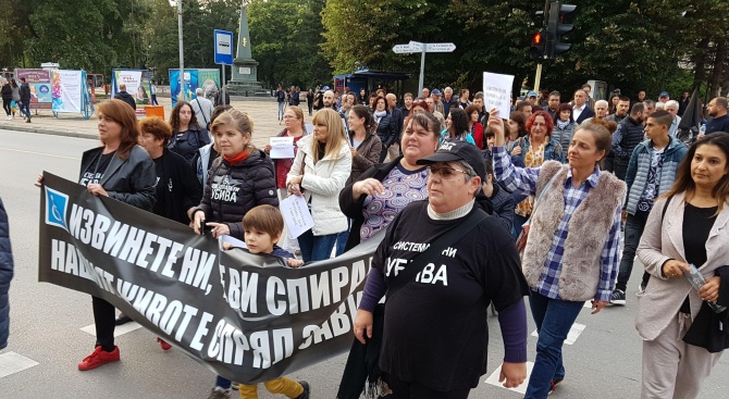 Mайките на деца с увреждания излязоха на национален протест, блокираха Орлов мост (обновена+снимки)