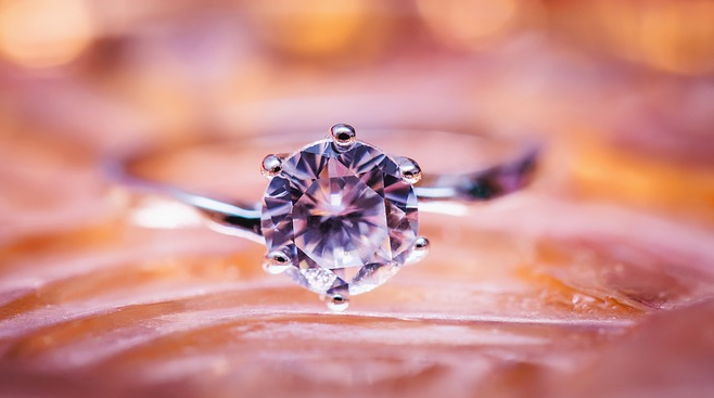 Турист открадна скъп пръстен с диаманти и го глътна