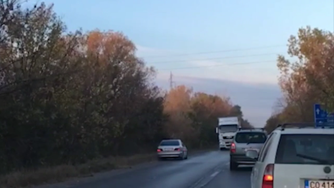 Шофьор фучи в насрещното на Околовръстния път на София, рискувайки човешки животи (видео)