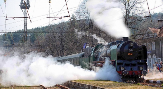 БДЖ отбелязва своята 130-а годишнина с пътуване с ретро влак (снимки)