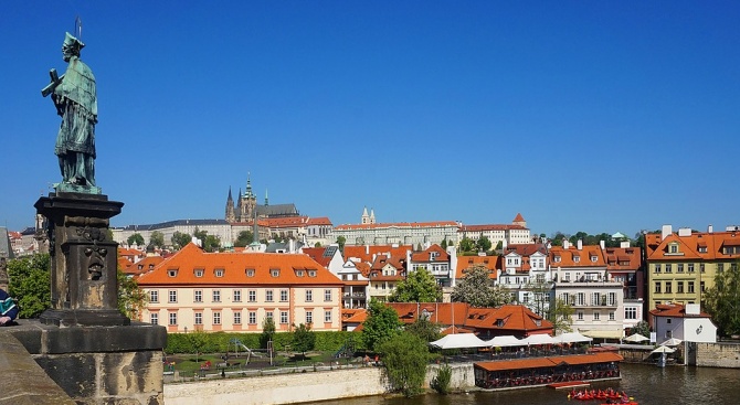 Управляващата партия в Чехия има лека преднина на изборите за Сенат