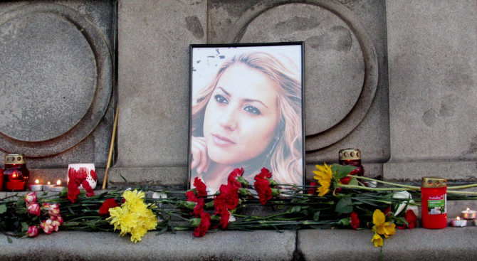  Стотици граждани почитат паметта на Виктория Маринова в цялата страна (снимки)