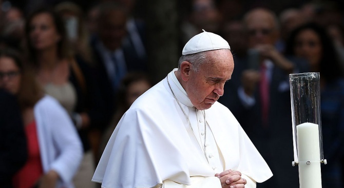 Папа Франциск се спъна и падна