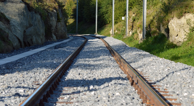 Мъж е оцелял, след като легнал на релсите пред влак в опит да се самоубие