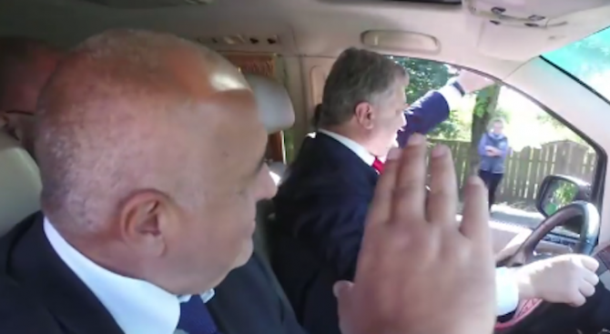 Порошенко повози Борисов с бус. Вижте спази ли обаче той правилата за движение (снимка+видео)