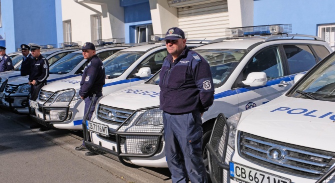 Благоевградската полиция получи 19 високопроходими автомобила (снимки)