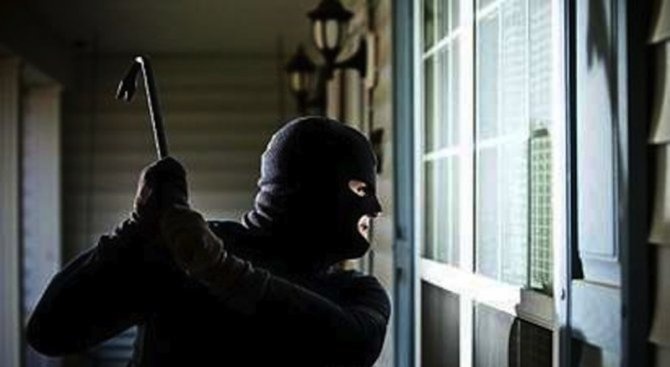 Полицията разследва взломна домова кражба