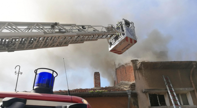 Евакуираха 20 души в Крумовград заради пожар в хотел