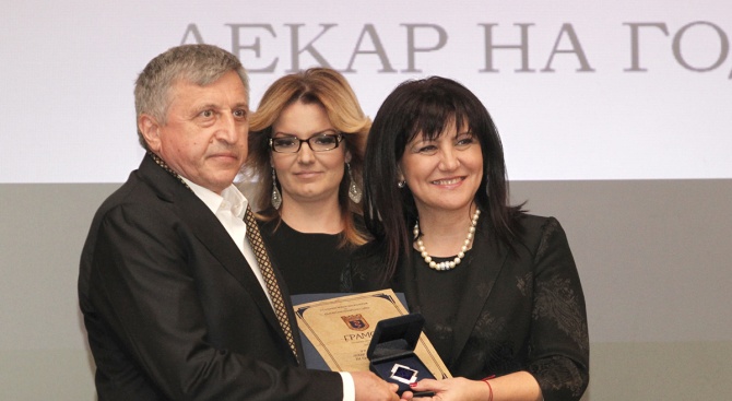 Цвета Караянчева връчи наградите на двама млади лекари
